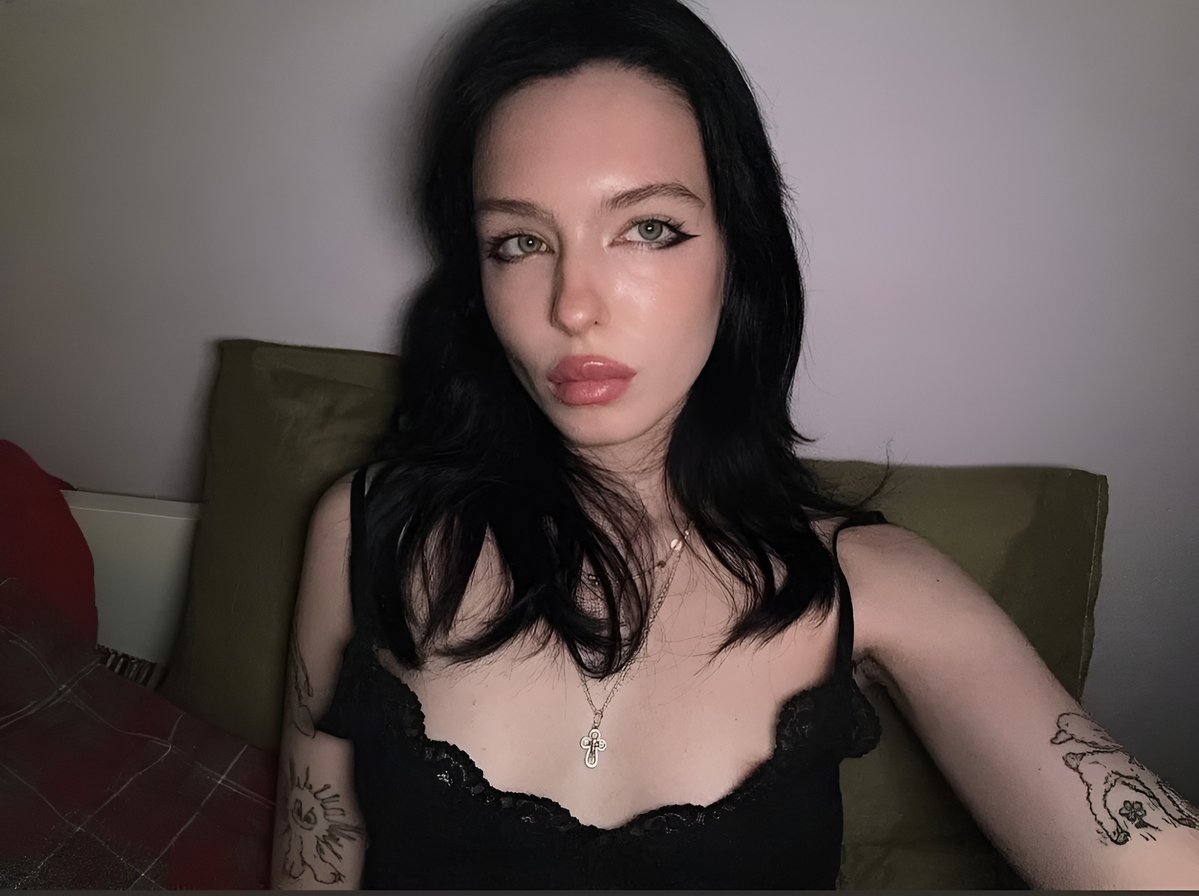 avecalice's tweet photo. Voir ton plaisir monter grâce à mes lèvres me rend folle de bonheur. C’est ma drogue douce 😋 https://t.co/VnrrHUpH0Y