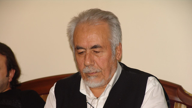 kemalozercom's tweet photo. HOCALIĞIMDAN UTANDIM

Mahmut Toptaş

Yetmiş beş yaşında bir hanımefendi arkadaşlarıyla konuşurken “Daha ilk okula gitmediğim bir zamanda yolda oyun oynarken yerde beş lira buldum. 

Dünyalar benim oldu hemen arkadaşımla bakkal koştum “Bana şeker ver” dedim ve beş lirayı uzattım.
Bir kese kağıdına şekerleri koydu paranın üstünü de verdi.

Arkadaşımla birlikte yemeye başladık, doyduk ama şeker bitmedi.

Sevinerek eve geldim, anneme elimdeki paraları verdim, annem nereden bulduğumu sordu.

Yolda buldum” dedim annem ellerini havaya kaldırdı ve ‘Amanııııın’ dedi, iki elini dizlerine öyle vurdu ki daha sonra beş parmağın izini gördüm ve annem “Bunun sahibi bu parayı kazanmak için kim bilir kaç gün çalıştı” diye sızlandı durdu.

Babama parayı teslim etti babam da mahallede herkese duyurmaya çalıştı, sahibini buldular ve teslim ettiler. 

İşte o gün annemin ‘Amanıııın” demesi ve ellerini dizlerine vurması beni her zaman harama karşı dizginlemiştir” dedi.

İşte eğitim de, öğretim de bu. 

Yürek yangınıyla dışarı çıkan bir tek kelime “Amanıııın” kelimesi ve iki el hareketi.

Bugün bu kelimeyi ben, sen, o söylese aynı etkiyi yapar mı?

Cansız zannettiğimiz Ney veya Kavalı yaş kamıştan yapmazlar. Kuruyacak, takır takır ses verecek, uzun zaman beklemiş olacak ve çalmaya başladıklarında Kaval veya Neyi ateşin üzerinde gevretirler  ondan sonra kalbin en ince damarlarına kadar işleyecek sesi bulurlar.

Telli sazların telinin kulağını bükerler, yamışmaya, gevşekliğe aldırmazlık yapmaya tele bile fırsat vermezler.
Haramla beslenen tenlerin, eğitim ve öğretimde etkilerini görüyor ve duyuyoruz.

Tepeden tırnağa, yukardan aşağıya kadar toplumun her kesiminin bir şekilde harama bulaştırılması ve bulaşmamak için çalışanların da haramın tozundan nasibini alması sonunda haramı-helalı en iyi bilenlerin de harama bulaştığını görüveriyoruz.

Çok geçmez, eğer İslam’ın eğitim metoduna geçilmez, Avrupa kıtasından büyük Grönland adasını gasp eden, parasını peşin aldığı halde on yıldır malı teslim etmeyen haramilerin kriterlerinden ayrılamayız demeye devam edersek bütün eğitim kurumlarımız harami yetiştirmeye devam eder.

Kur’an-i Kerim'deki haramla ilgili ayetleri, haramla beslenen biri öğretirse, o ayetler, pis borudan akan süt gibi olur.

Boğazından haram girmemiş, ağzından yalan çıkmamış eğitimcilere ihtiyacımız var.

İleride bir gün önemli makamlara atanacaklardan, (Önemsiz makam yoktur) geçmişinin temiz olduğuna dair belge istendiği gibi, teninde haram bulaşıklığı var mı diye de belge istemek zorunda kalacaklar.

Belgeyi verecek olan yetkilinin de vücudunun tamamı haramla beslendiğinden en az haram yiyenle yola devam etme zorunda kalabiliriz.

Ama ümitsiz olamayalım.

Sohbetlere katılan bir delikanlı bana bir soru sormuştu, 

“Sabahleyin okula gitmek için Minibüs durağına iki yol var. Biri beş yüz metre, diğeri üç yüz metre.
Ben beş yüz metrelik olanı tercih ediyorum. Üç yüz metrelik yolun kenarında boş bir arazi var; bu arazi vakıflara aitmiş. Babam rahmetli vakıf arazisine girmeyi ve ayağımıza vakıf arazisinden toprak bulaştırmayı bize yasaklardı. Ben basmıyorum ama sabah güneşi bana vurunca gölgem vakıf arazisinin üstünden gidiyor ben ne yapayım?

“Bir şey olmaz, gidebilirsin” dedim ama hocalığımdan utandım.