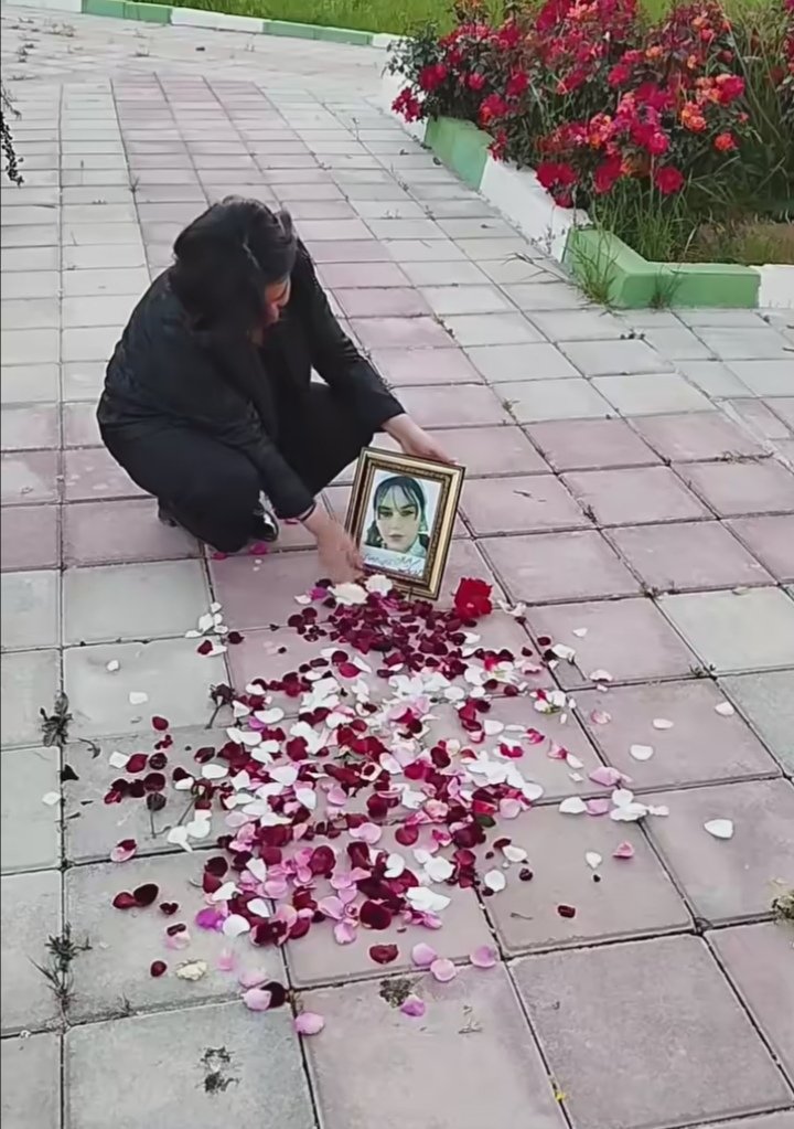 corrrdeliiiaaa's tweet photo. برق چشمان نازنین زهرا، اون فقط ۱۳ سالش بود. چه غمی گرفته بود سینه‌ی تو را؛ ای داغ جگرسوزم. تو را به قتل رساندند و این دنیا یک تکان هم نخورد.
مرگ بر تو ای جمهوری اسلامی که به صغیر و کبیرمون رحم نکردی.
#نازنین_زهرا_صالحی https://t.co/08l3F8JfYR