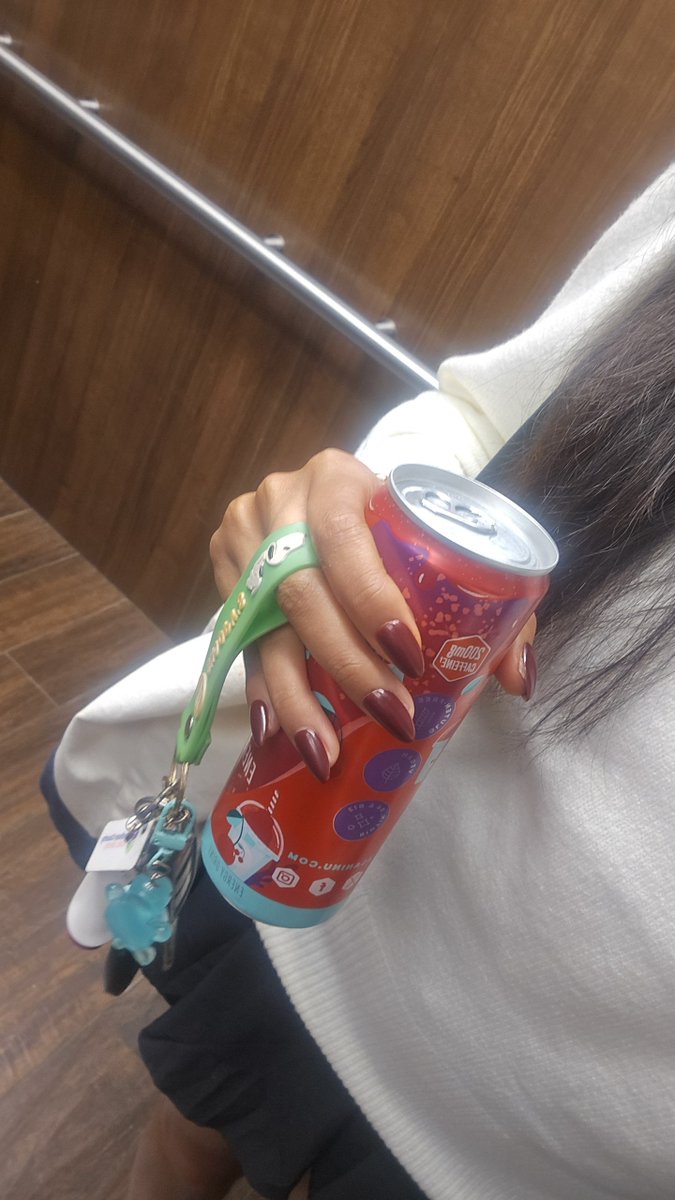 slxt4tove's tweet photo. I love when the nails match the drink https://t.co/EYLCVWg1LD