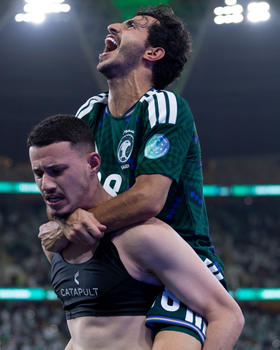 SaudiNT's tweet photo. الحمدان ينشر الفرح في المدرجات! 💚⚽️ https://t.co/DiKdRXJbao