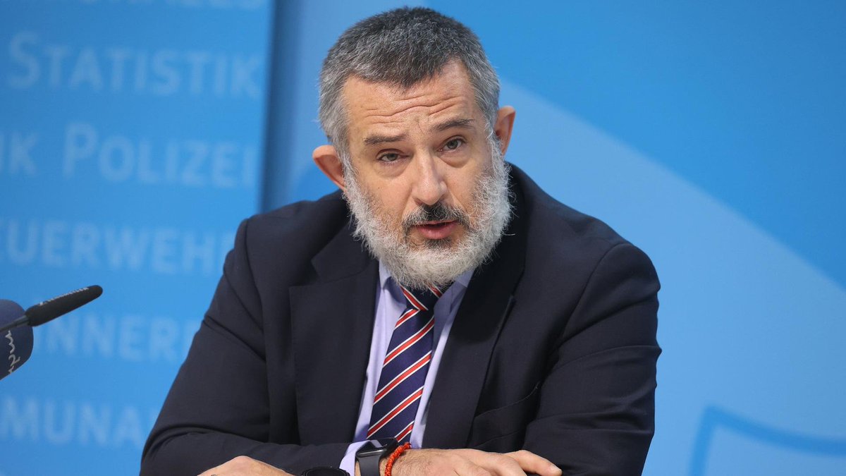 jonaszusc's tweet photo. På billedet ser i Stephan Kramer. Den socialdemokratiske leder af Thüringens efterretningstjeneste.

Han er personligt ansvarlig for hele bølgen af myndighedspres mod AfD. Personligt. 

Delstatens efterretningstjeneste havde ikke beviser for at klacificere AfD som højreekstreme. Kramer gjorde det som enkeltperson, udenom sit kontor og sine kollegaer, og uden beviser. 

Det afslører en 7 timers høring i dag, hvor forholdene undersøges. En tidligere referant fra efterretningstjenesten har her bevidnet, at der ingen beviser forelå, at der ikke var nogen proces eller andet, som godtgjorde klacificeringen. 

Derpå gik Kramer solo, og gik i pressen og proklamerede klassificeringen. 

En efterretningstjeneste, ledet af politisk motiverede og politisk udpegede personer, er selvfølgelig ikke neutral. Men husk nu - især Kramer bør huske - der kommer en dag, hvor AfD udpeger lederen af efterretningstjenesten. De venstreorienterede har jo vist ved eksempel, hvordan man forvalter den slags.