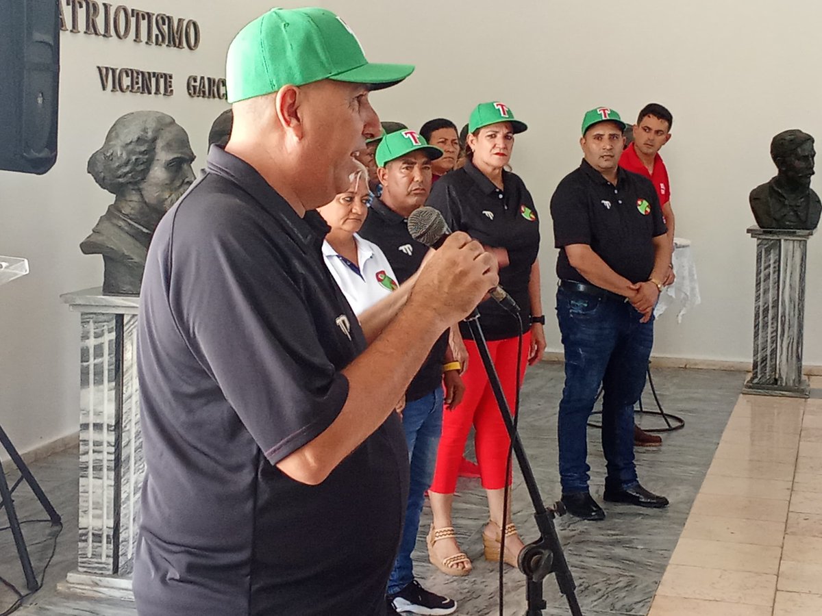 RosabalYur18665's tweet photo. precisión Osbel Lorenzo Rodríguez primer secretario del PCC y Yelenys Tornet Menéndez gobernadora en la provincia acto de abanderamiento del equipo de los leñadores. https://t.co/ATTQBFIbHk