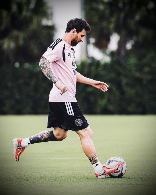 M10GOAT's tweet photo. الملك من تدريبات الفريق اليوم 👑 https://t.co/83g2uQeVMD