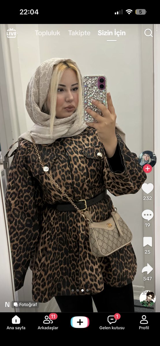 inmydayy's tweet photo. tiktoku o kadar çok kaydırdım ki caprio sunroop platin buldum https://t.co/shKoZmFFuf