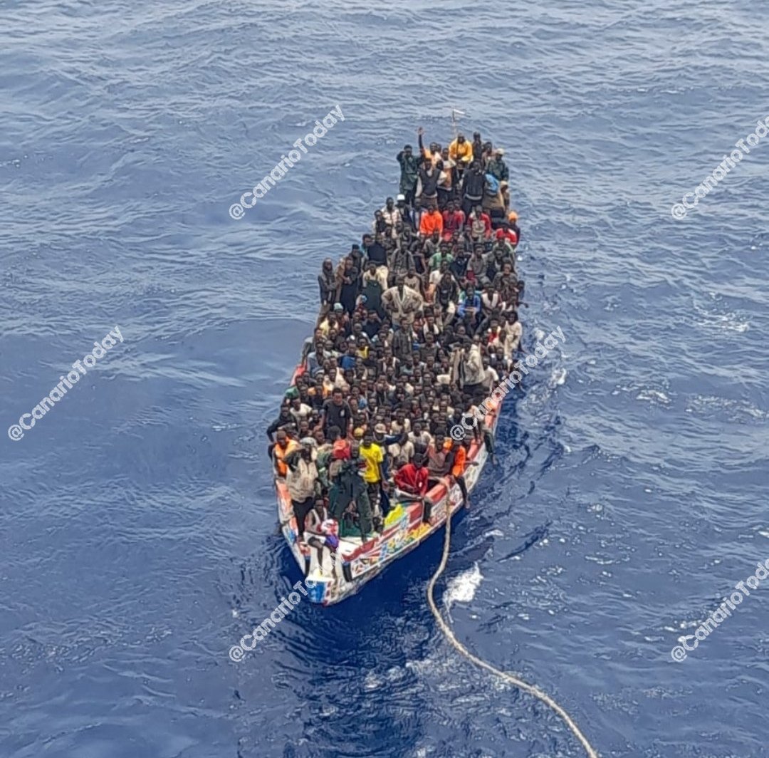 CanarioToday's tweet photo. Por poner un ejemplo claro sobre la farsa de los "rescates" de Salvamento Marítimo, este ejemplo.

430 kilómetros desde Gran Canaria para ir a recogerlos tras ser vistos por un buque.

No es un un rescate, en un servicio para facilitar la llegada, pagado con dinero público. https://t.co/2cSAWeVSwh