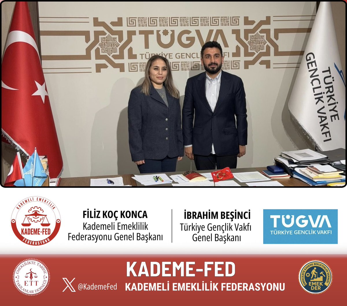 ETTDER1999's tweet photo. 🇹🇷TÜGVA Ziyaretimizde Sosyal Güvenlik Reformu Önerimizi Sayın Bilal Erdoğan’a Sunma Talebimizi İlettik.🇹🇷

Görüşmemizde, aynı yaş ve kuşaktaki çalışanların yalnızca sigorta başlangıç tarihleri nedeniyle emeklilikte 17 ila 20 yıla varan farklarla karşılaşmasını anlattık. Bu eşitsizliğin çalışma hayatındaki etkilerine de dikkat çektik: EYT kapsamında emekli olanlarla henüz emeklilik hakkı elde edemeyen çalışanlar, aynı iş yerinde farklı prim ve vergi koşulları altında çalışabiliyor. Bizler bu nedenle “Emeklilikte Tarihe Takılanlar” diyoruz.

Federasyonumuzun çözüm önerisi, yalnızca emeklilik yaşını değiştirmekten ibaret değil. Doğum yılı, prim birikimi ve çalışma hayatındaki farklı koşulları birlikte değerlendiren; ölçülebilir, mali sürdürülebilirliği gözeten ve kuşaklar arası adaleti hedefleyen kapsamlı bir sosyal güvenlik reformu öneriyoruz. Türkiye Yüzyılı’na yakışan bir sistemin, çalışanların emeğini korurken genç kuşakların geleceğini de gözetmesi gerektiğine inanıyoruz.

Kamuoyunda tartışılan önerilerden farklı olan bu modeli, TÜGVA Yüksek İstişare Kurulu Üyesi Sayın Necmettin Bilal Erdoğan’a bizzat arz etmek istediğimizi ilettik. Bu görüşmenin gerçekleşmesine yardımcı olacağını ifade eden TÜGVA Genel Başkanı Sayın İbrahim Beşinci’ye ilgisi ve nazik ev sahipliği için teşekkür ederiz.

Kademeli Emeklilik Federasyonu

@ibrahim_besinci
@bilalerdogan_TR
@tugvaTR
@tugvakadinaile @tugvaistanbul 

@KademeFed
@EmekDerResmi
@ETTDER1999
#KademeHakkımız