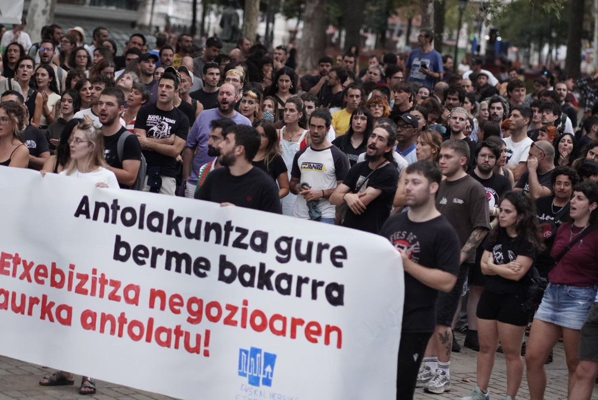 ehessarea's tweet photo. Antolakuntza gure berme bakarra! Etxebizitzaren negozioaren kontra antolatu.

Hemen Hego Euskal Herriko hiriburuetan egindako elkarretaratzeetako argazkiak 📸 https://t.co/ooIjghs4Pc