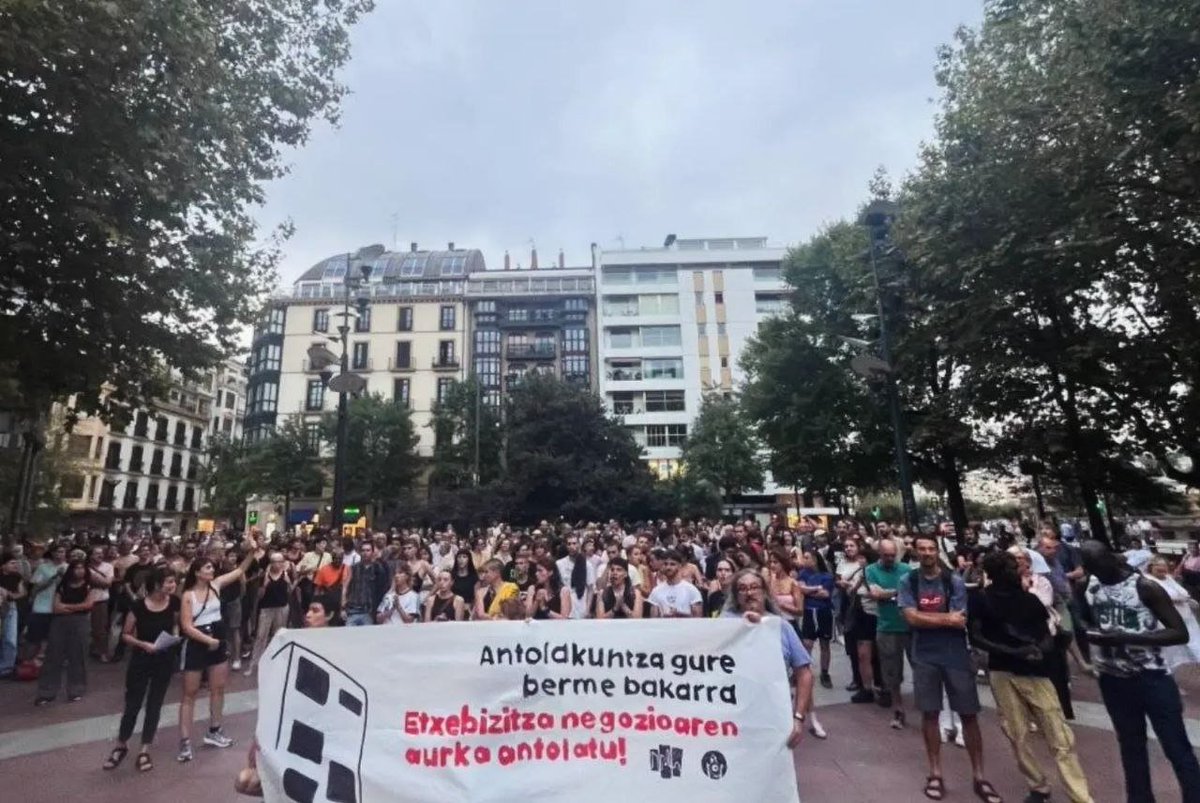 ehessarea's tweet photo. Antolakuntza gure berme bakarra! Etxebizitzaren negozioaren kontra antolatu.

Hemen Hego Euskal Herriko hiriburuetan egindako elkarretaratzeetako argazkiak 📸 https://t.co/ooIjghs4Pc