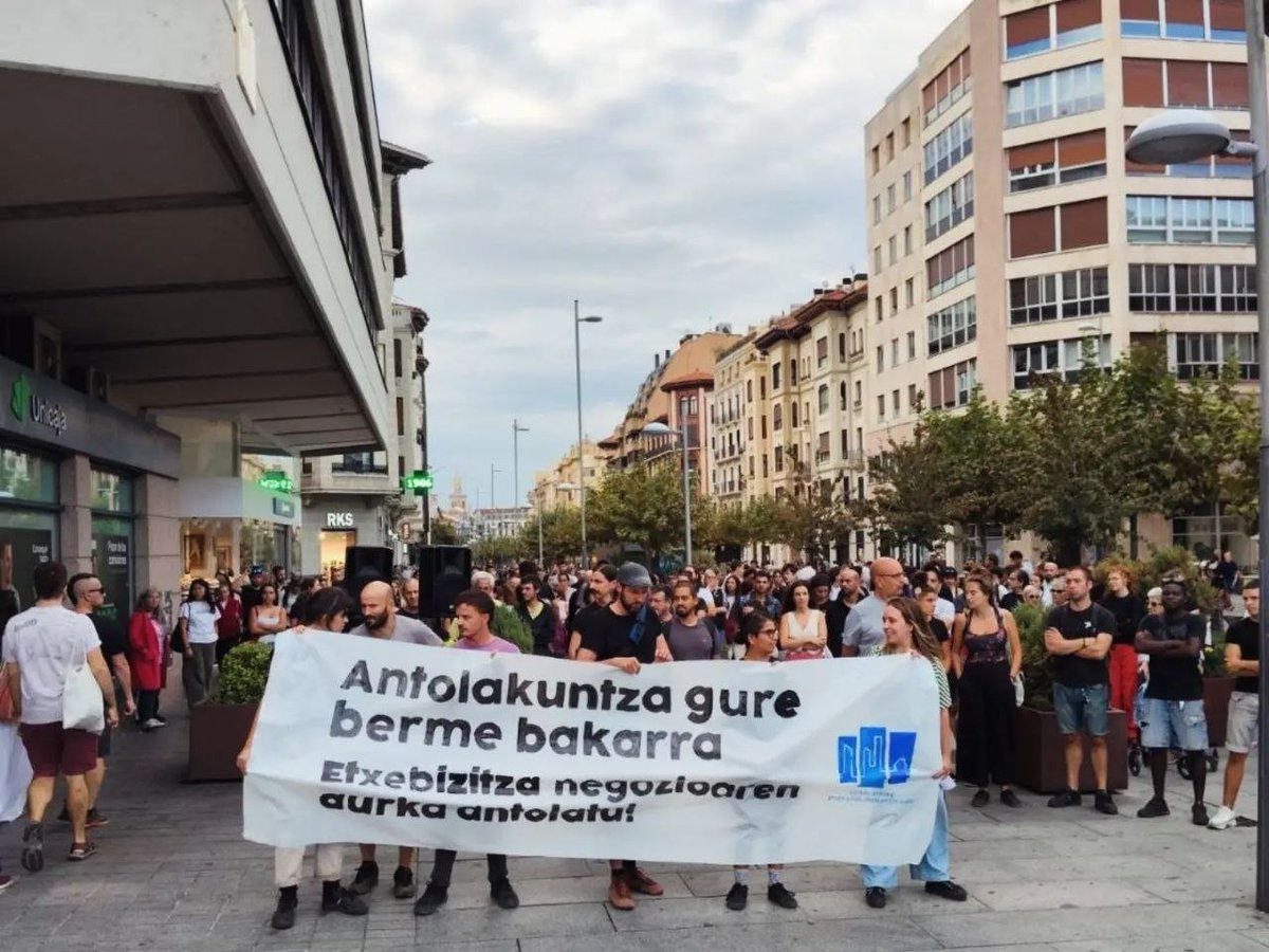 ehessarea's tweet photo. Antolakuntza gure berme bakarra! Etxebizitzaren negozioaren kontra antolatu.

Hemen Hego Euskal Herriko hiriburuetan egindako elkarretaratzeetako argazkiak 📸 https://t.co/ooIjghs4Pc