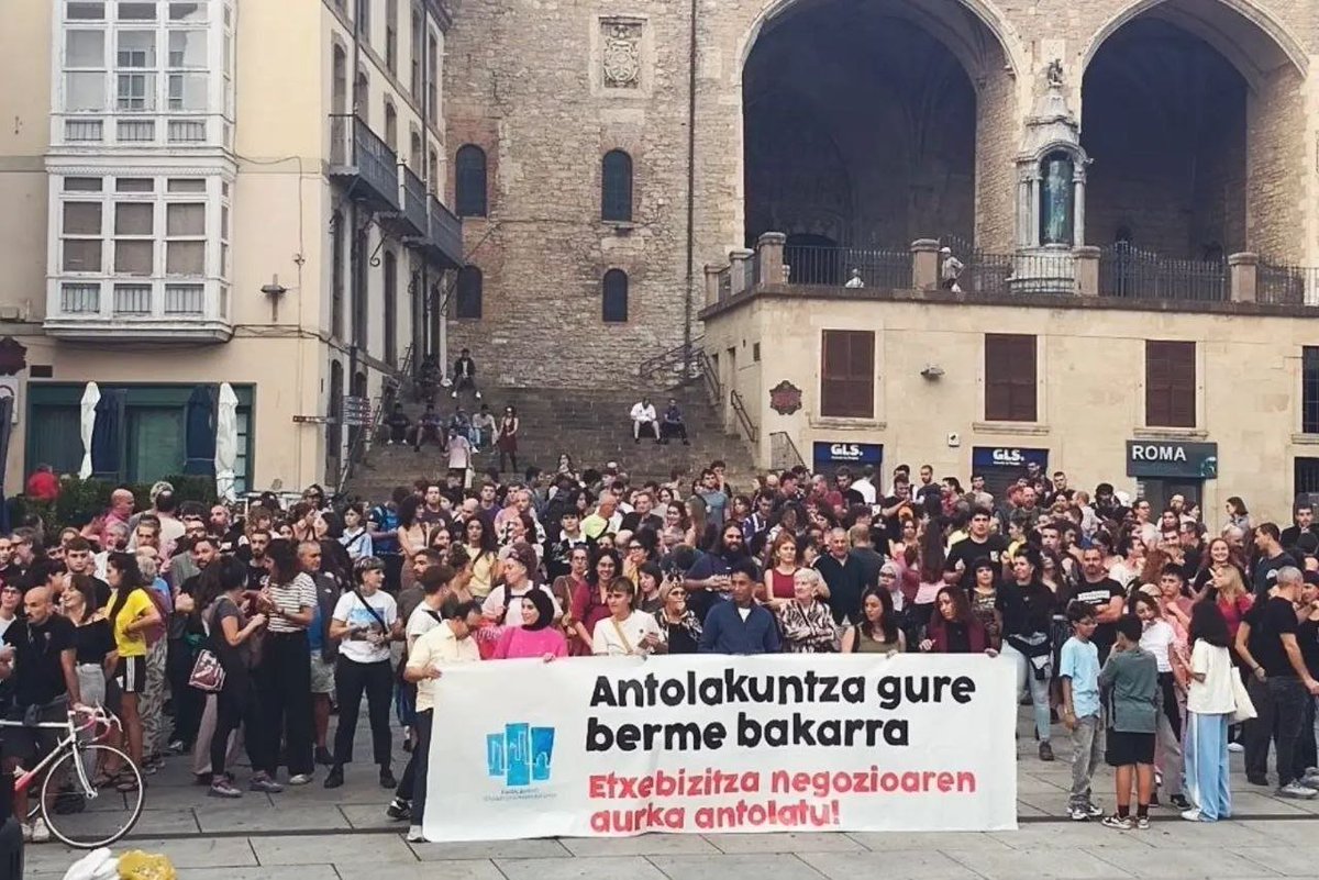ehessarea's tweet photo. Antolakuntza gure berme bakarra! Etxebizitzaren negozioaren kontra antolatu.

Hemen Hego Euskal Herriko hiriburuetan egindako elkarretaratzeetako argazkiak 📸 https://t.co/ooIjghs4Pc