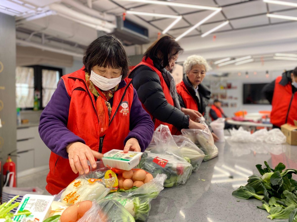 Leilackvrw's tweet photo. Ayudante de voluntariado en el banco de alimentos: hoy distribuimos 500 paquetes de comida a familias necesitadas, cada pequea ayuda suma https://t.co/B0bbhBfb2h