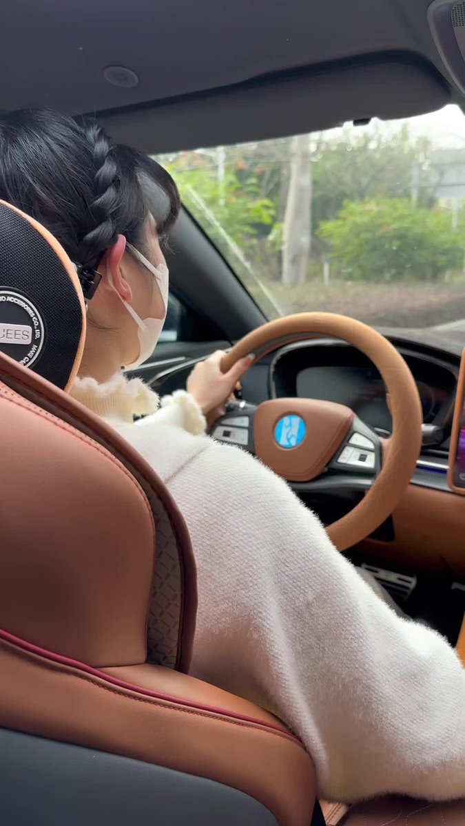 CATHRYNFOXitc's tweet photo. Primera práctica de conducción terminada! Me temblaban las manos en el volante al principio, pero ahora me siento más seguro. Aún no me he equivocado mucho, solo una pequea salto al semáforo. https://t.co/1ehP1cDDqj