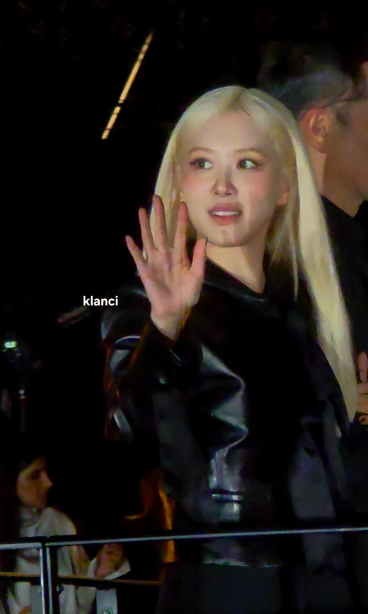 TheePopCore's tweet photo. ROSÉ turns heads as she arrives at Saint Laurent Fashion show looking effortlessly magnetic and gorgeous. https://t.co/HYqqt6M8Ej