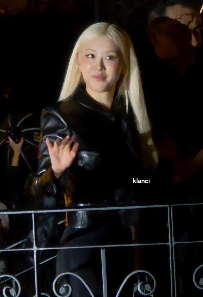 TheePopCore's tweet photo. ROSÉ turns heads as she arrives at Saint Laurent Fashion show looking effortlessly magnetic and gorgeous. https://t.co/HYqqt6M8Ej