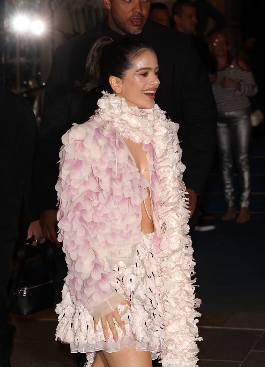 itgirlbackup's tweet photo. Rosalía has literally just stepped out in this look already! https://t.co/gyRHZN0QgK