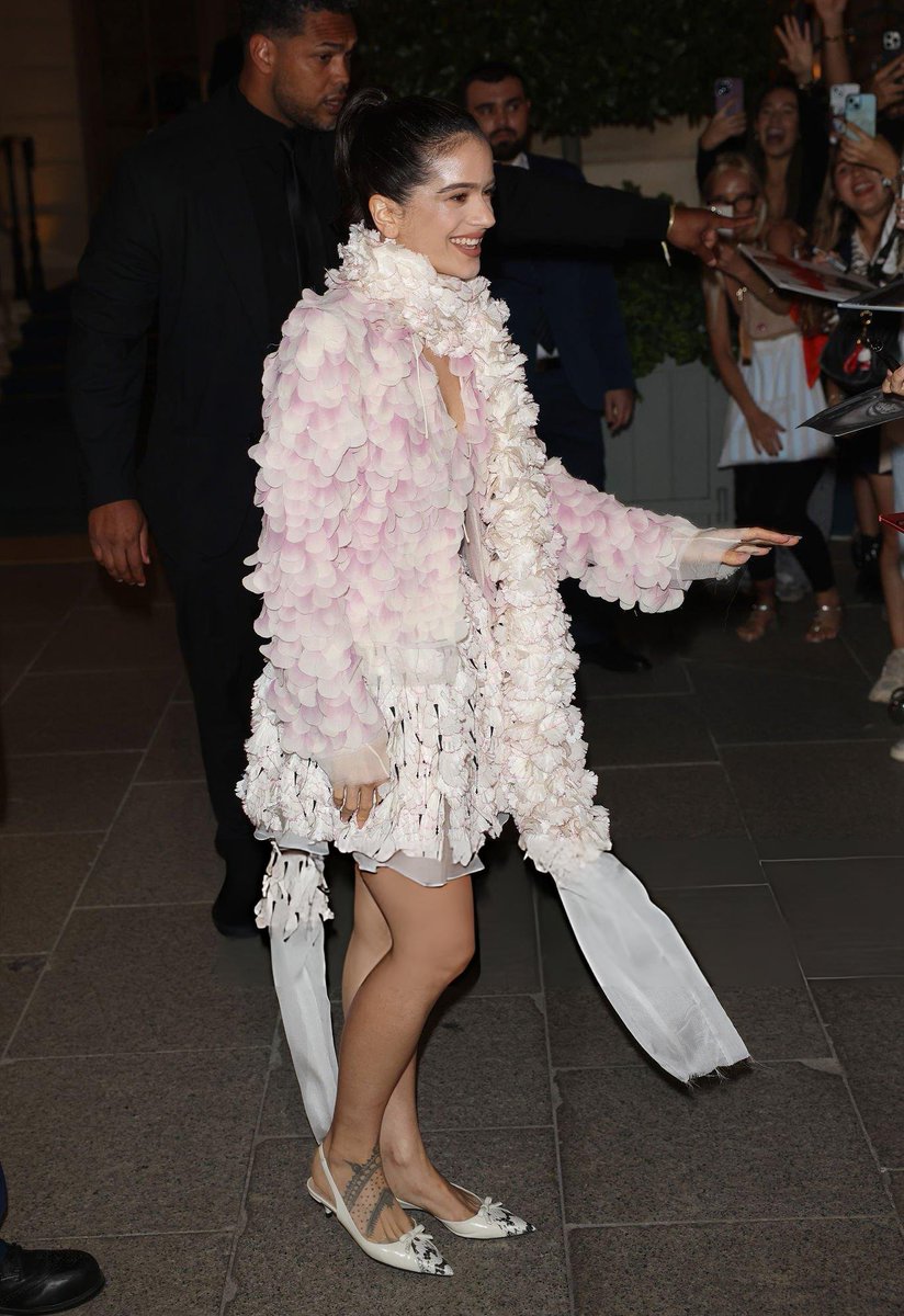 itgirlbackup's tweet photo. Rosalía has literally just stepped out in this look already! https://t.co/gyRHZN0QgK