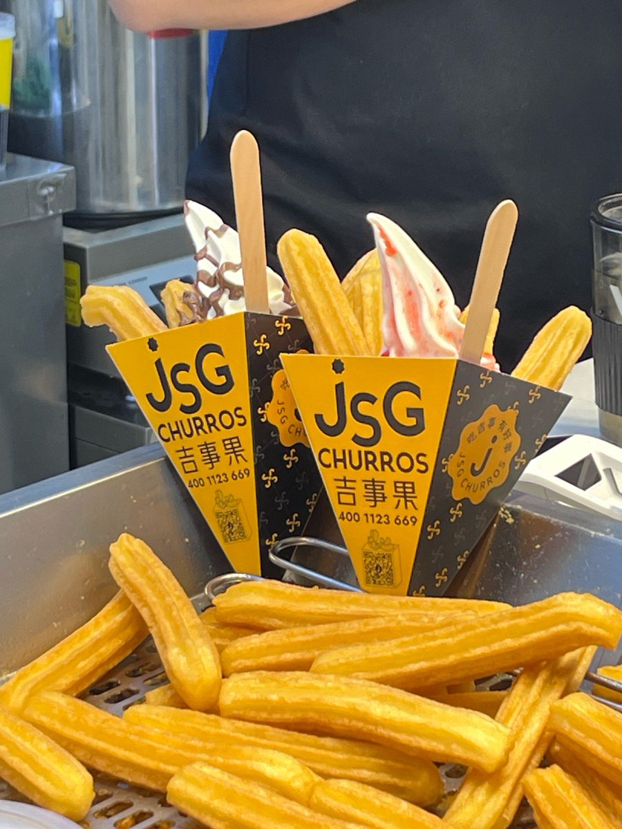 EbonyGhkj's tweet photo. Churros crujientes recién fritos, espolvoreados con azúcar, acompaados de chocolate caliente espeso. Un bocado perfecto para paradas rápidas en la calle! https://t.co/VThoQYArHB