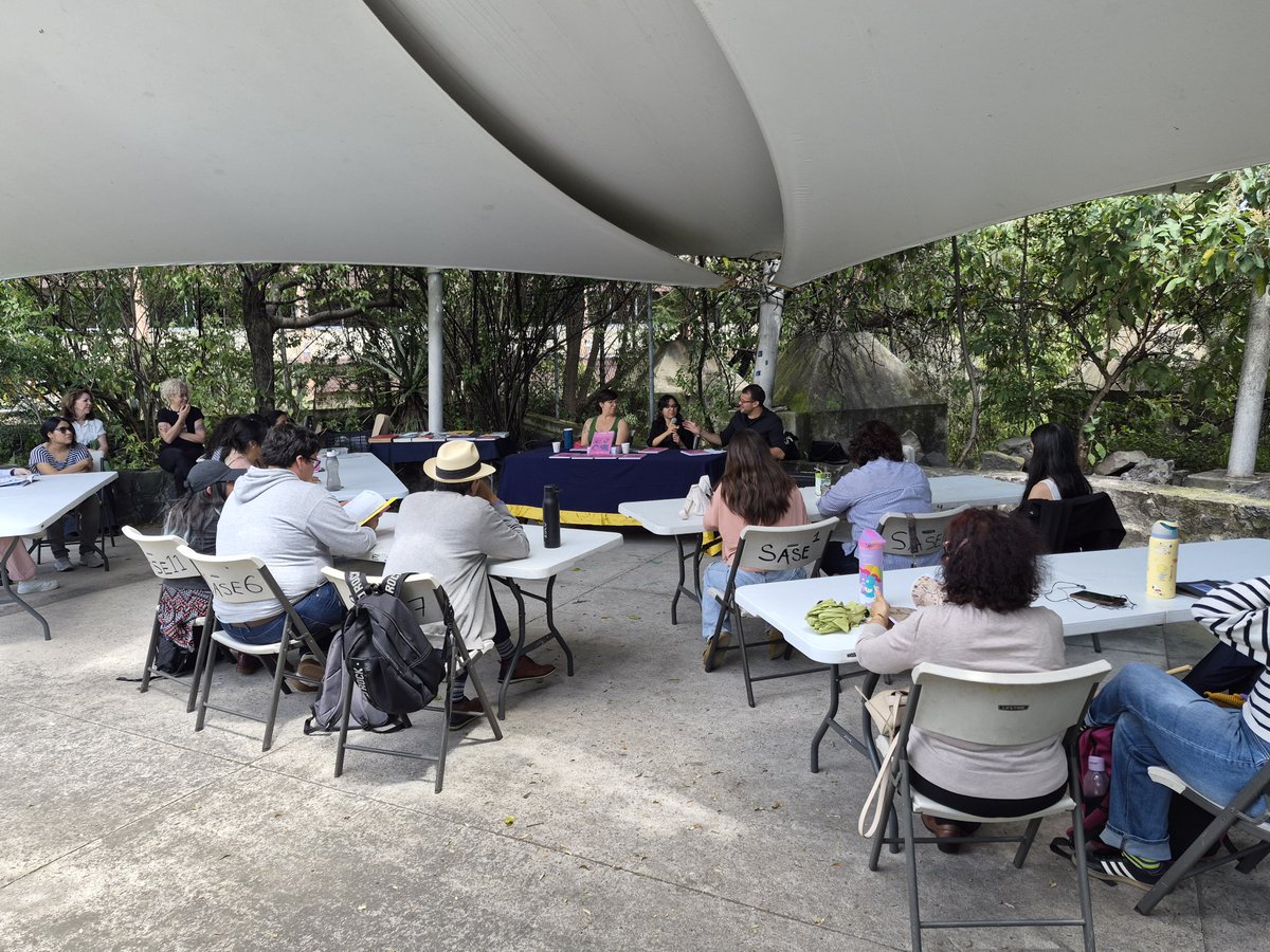 revista_unam's tweet photo. ✏️ Presentamos nuestro número #narrativagráfica en la @unam_psicologia. Julia Reyes Retana, María Fernanda Marín y Bruno Velázquez Delgado conversaron acerca de la importancia del dibujo y de la necesidad de reconocer y valorar narrativas que escapan de lo tradicional. 💬 https://t.co/jBE42huBWq