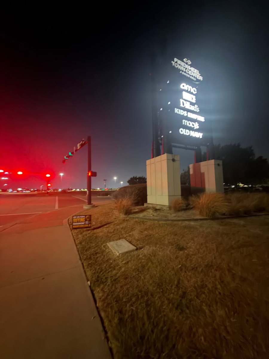 MansionOnSol's tweet photo. Apparently marketing budgets are supposed to go to influencers.
Mine went to yard signs.
Two are now up near a busy shopping mall.
One more going up every night from here on. https://t.co/T7pV0kIhAY