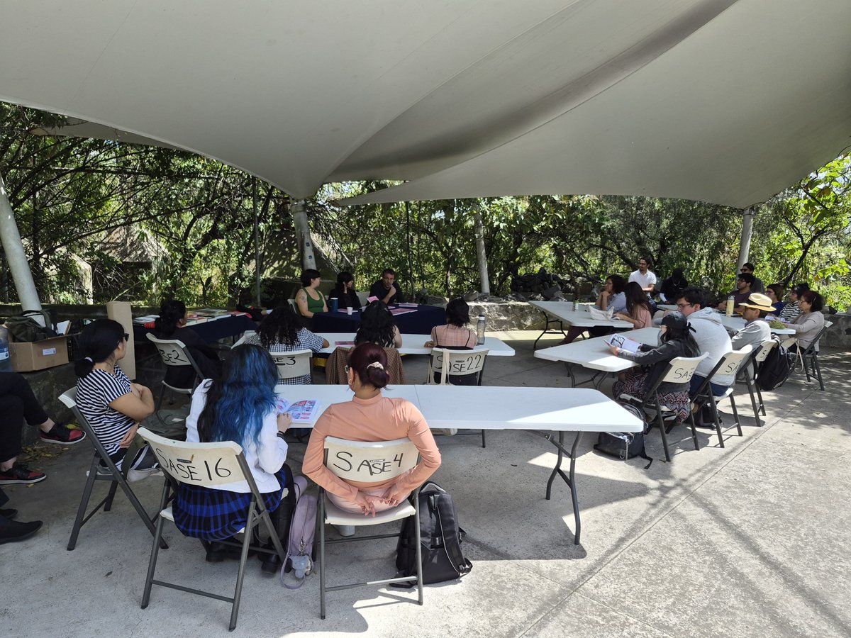 revista_unam's tweet photo. ✏️ Presentamos nuestro número #narrativagráfica en la @unam_psicologia. Julia Reyes Retana, María Fernanda Marín y Bruno Velázquez Delgado conversaron acerca de la importancia del dibujo y de la necesidad de reconocer y valorar narrativas que escapan de lo tradicional. 💬 https://t.co/jBE42huBWq