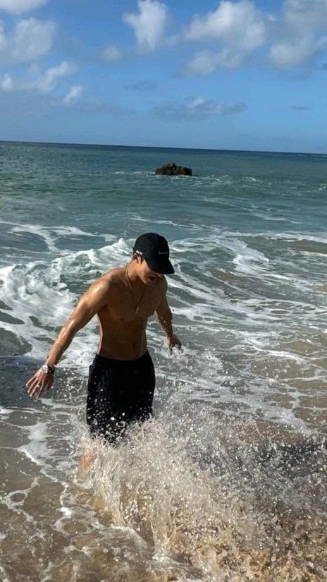 Shuayunda's tweet photo. Beach date. 🌊🌴 #heartbbongi https://t.co/sRDD9C9Y9u