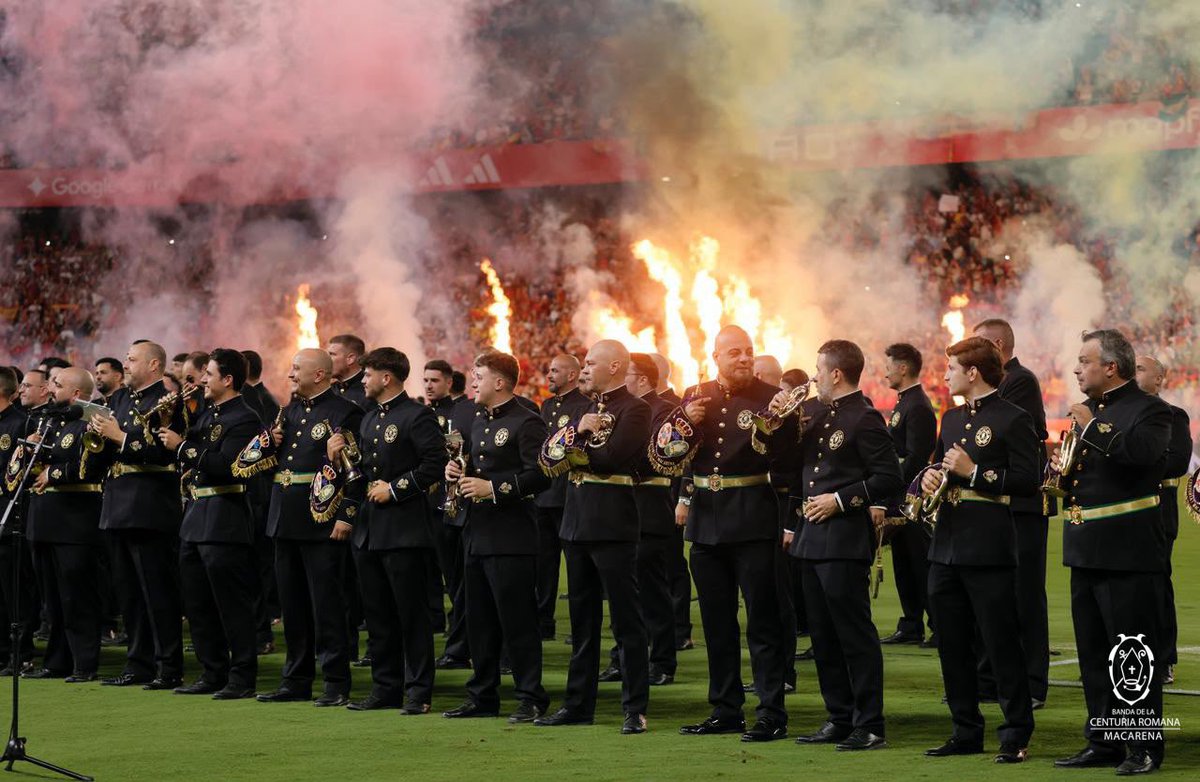 BandaCenturia's tweet photo. Hay momentos que se viven una vez y quedan para siempre… Y hoy ha sido uno de ellos. 🇪🇸

Interpretar el Himno Nacional en el #EspañaCroacia, frente a nuestros jugadores y desde el césped del Ramón Sánchez-Pizjuán, ha sido simplemente indescriptible.

¡𝐎𝐫𝐠𝐮𝐥𝐥𝐨𝐬𝐨𝐬 𝐝𝐞 𝐧𝐮𝐞𝐬𝐭𝐫𝐚 @SEFutbol! ⭐️⭐️

#VamosEspaña | #NationsLeague 👏🏻