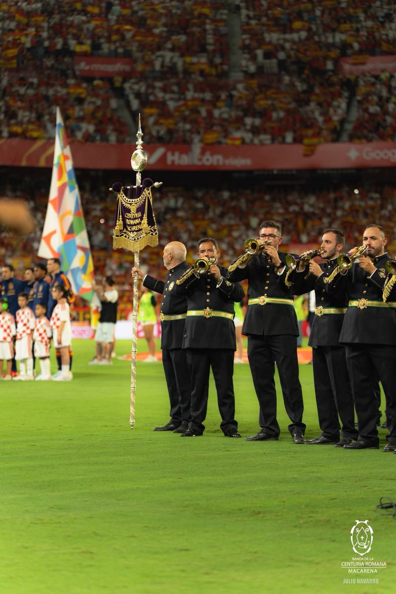 BandaCenturia's tweet photo. Hay momentos que se viven una vez y quedan para siempre… Y hoy ha sido uno de ellos. 🇪🇸

Interpretar el Himno Nacional en el #EspañaCroacia, frente a nuestros jugadores y desde el césped del Ramón Sánchez-Pizjuán, ha sido simplemente indescriptible.

¡𝐎𝐫𝐠𝐮𝐥𝐥𝐨𝐬𝐨𝐬 𝐝𝐞 𝐧𝐮𝐞𝐬𝐭𝐫𝐚 @SEFutbol! ⭐️⭐️

#VamosEspaña | #NationsLeague 👏🏻