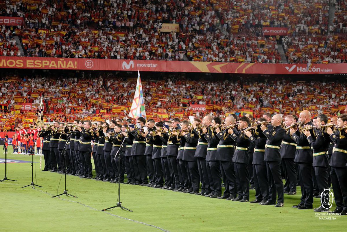 BandaCenturia's tweet photo. Hay momentos que se viven una vez y quedan para siempre… Y hoy ha sido uno de ellos. 🇪🇸

Interpretar el Himno Nacional en el #EspañaCroacia, frente a nuestros jugadores y desde el césped del Ramón Sánchez-Pizjuán, ha sido simplemente indescriptible.

¡𝐎𝐫𝐠𝐮𝐥𝐥𝐨𝐬𝐨𝐬 𝐝𝐞 𝐧𝐮𝐞𝐬𝐭𝐫𝐚 @SEFutbol! ⭐️⭐️

#VamosEspaña | #NationsLeague 👏🏻