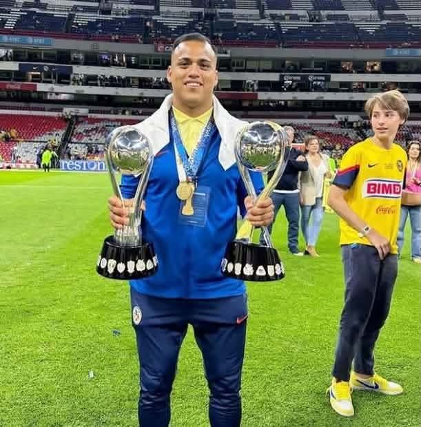 oscarperezjs's tweet photo. @Archivismo Santiago Sandoval, canterano de chivas  presume un tatuaje, y el mozumbito canterano del América es bicampeon.....no mames chivastardo...😂😂😂 https://t.co/16MSAua3V1
