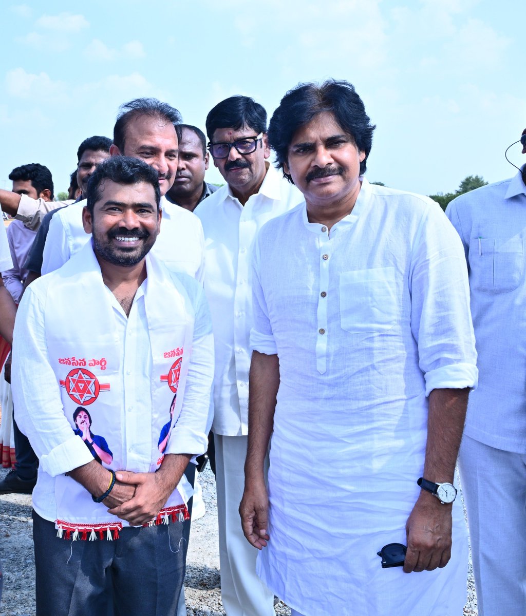 KasiraoJSP's tweet photo. With our chief and AP Deputy CM sri @PawanKalyan garu..

Me: Annayya Ela vunanru ?
Annayya: I'm fine, Ela vunnav ?

Me: Hearty welcome to Udayagiri Annayya..

Annayya hands lo handshake chestu ..
3 years back mimmalni Kalisinappudu ma Udayagiri ki Randi Annayya ani invite chesam

Ippatiki na koriki teerindi..

Annayya: na eyes loki chustu smile icharu 

Me: Chala matladali ani vundi, don't wanna waste your time Annayya..

Annayya: malli smile 

Chalu idi..few days nunchi Enni kastalanu ibbandulu eduru avutunna  avanni mayam..Ma team padda kaataniki prathiphalam dorikindi...

From bottom of my heart Ma team andariki peru peruna na sirassu vanchi namaskiristunna

#PallePanduga3.0

@TSivasankararao 
@NagaBabuOffl 
@AjayaKumarJSP 
@mnadendla 
@itsRamTalluri 
@kotarukmini 
@JSPShatagniTeam 
@JSPVeeraMahila
@sureshkakarla_