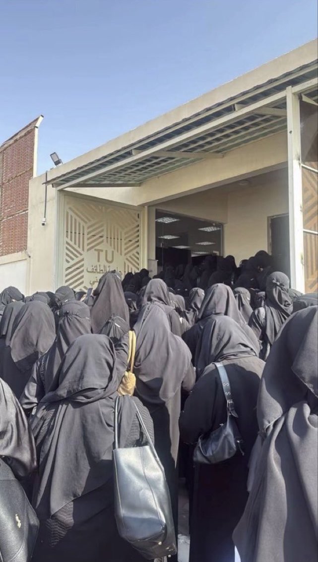 Sip1777's tweet photo. منظر مقزز لازم ينقرض اقسم بالله كارثه الله ماقالها بالقران هذا من صنع البشر متخيلين !!!!!؟ 
#٢٠٣٠_بلا_نقاب https://t.co/Vbxy3FFIVH