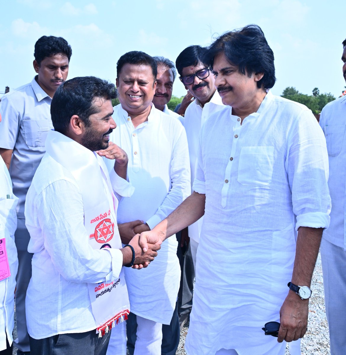 KasiraoJSP's tweet photo. With our chief and AP Deputy CM sri @PawanKalyan garu..

Me: Annayya Ela vunanru ?
Annayya: I'm fine, Ela vunnav ?

Me: Hearty welcome to Udayagiri Annayya..

Annayya hands lo handshake chestu ..
3 years back mimmalni Kalisinappudu ma Udayagiri ki Randi Annayya ani invite chesam

Ippatiki na koriki teerindi..

Annayya: na eyes loki chustu smile icharu 

Me: Chala matladali ani vundi, don't wanna waste your time Annayya..

Annayya: malli smile 

Chalu idi..few days nunchi Enni kastalanu ibbandulu eduru avutunna  avanni mayam..Ma team padda kaataniki prathiphalam dorikindi...

From bottom of my heart Ma team andariki peru peruna na sirassu vanchi namaskiristunna

#PallePanduga3.0

@TSivasankararao 
@NagaBabuOffl 
@AjayaKumarJSP 
@mnadendla 
@itsRamTalluri 
@kotarukmini 
@JSPShatagniTeam 
@JSPVeeraMahila
@sureshkakarla_