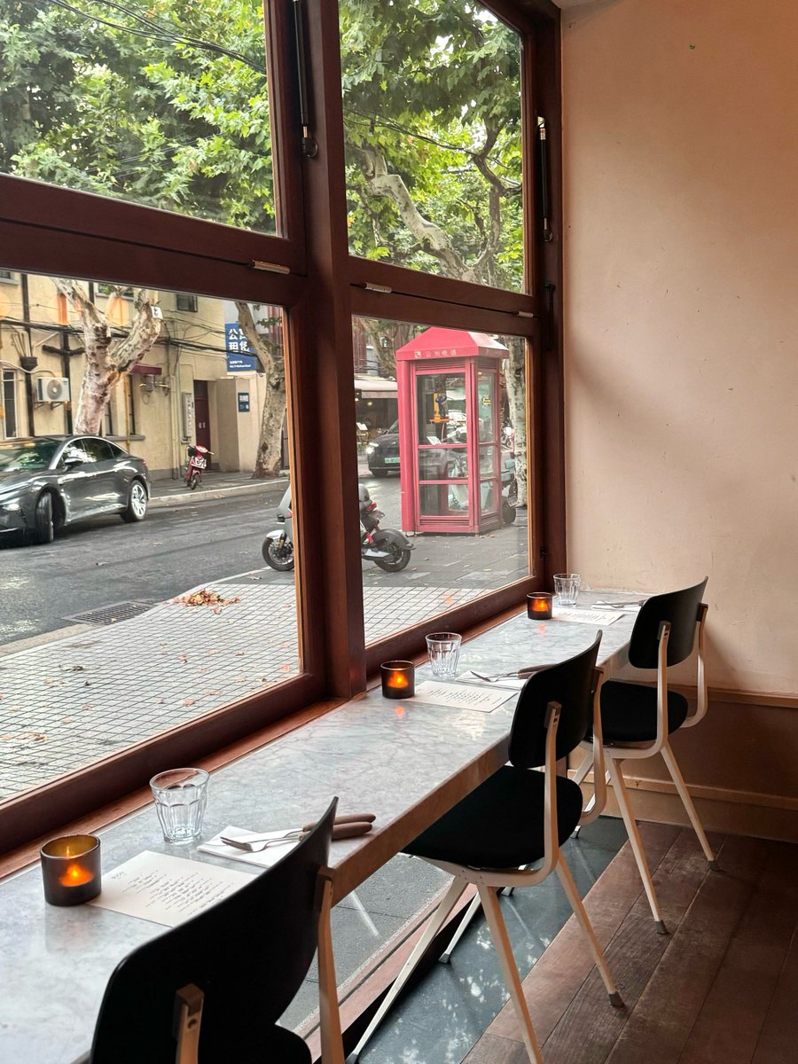Tyleri91h's tweet photo. [Hoy exploré un café oculto en el centro de Madrid, con pan recién horneado y vistas a la plaza pequea. Una parada perfecta en el camino!]， https://t.co/MMzcAeIH2D