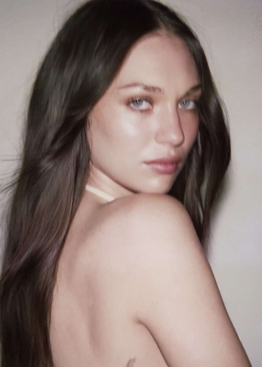 PopBase's tweet photo. Happy 24th birthday to the talented Maddie Ziegler. https://t.co/yz1oyT9QbQ