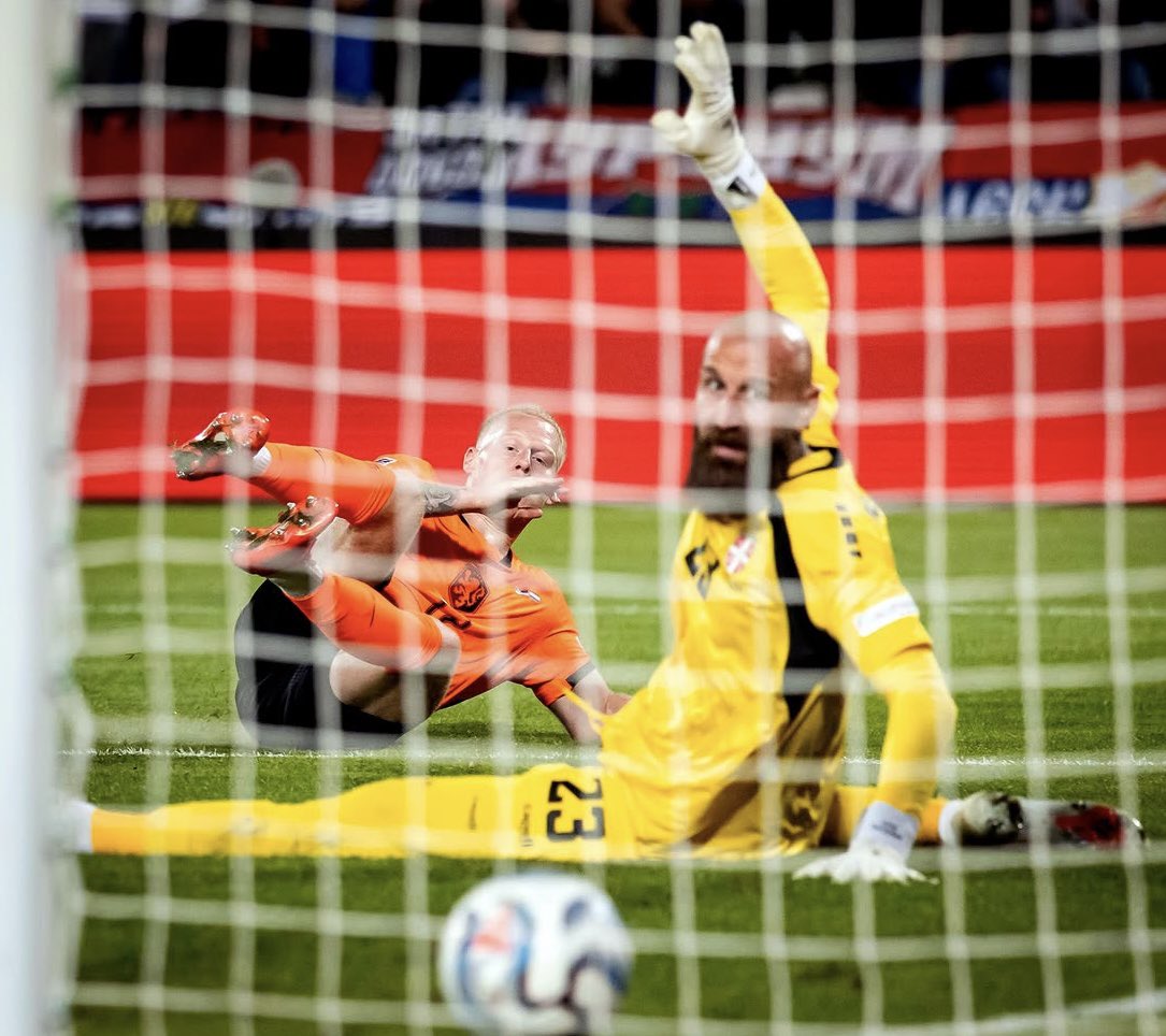 voshans's tweet photo. Sportfotografie ís kunst…

(Foto Koen van Weel) 

#MexxMeerdink #NationsLeague 
#SRBNED #SERNED #Oranje 
#voetbal #football #soccer #Mexx
#fotografie #photography #Meerdink https://t.co/AB4ufN4Vkl