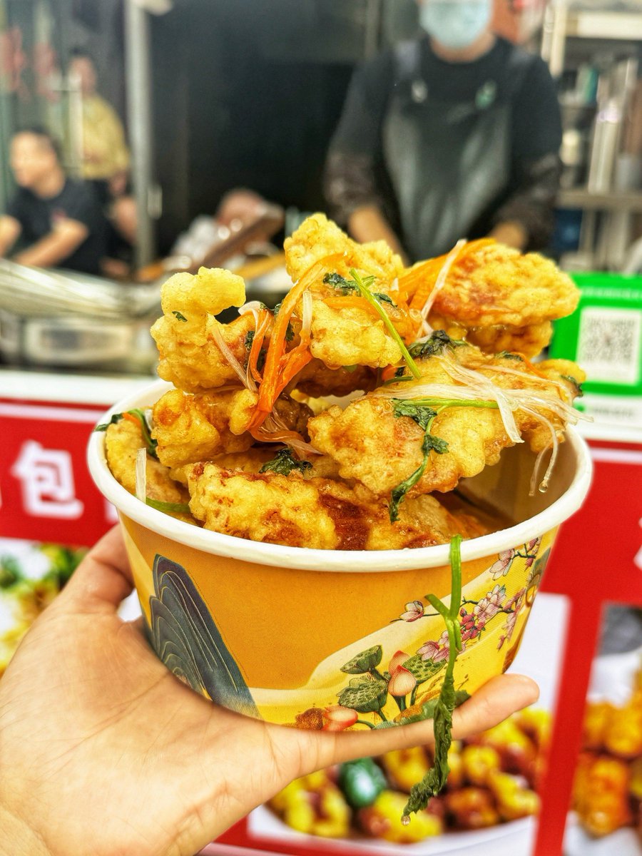idell_link_81's tweet photo. [Today I visited a street food stall that served jianbing (Chinese savory crepe) with crispy rice crust, a cold dish of pork trotters, and mung bean sprouts — such a comforting, flavorful meal!] https://t.co/FF5s6ycCdi