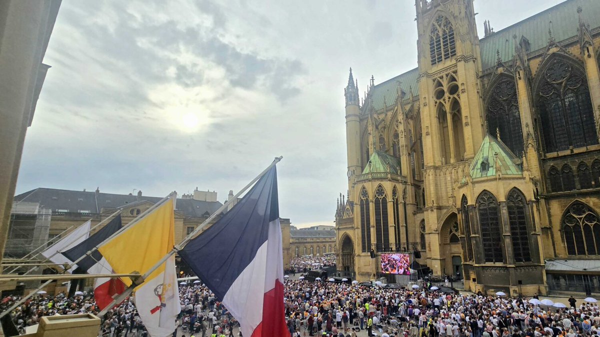 BVoltaire's tweet photo. [REPORTAGE] Le pape Léon acclamé par les Lorrains à Metz- Par  @jean_bexon
BV a laissé déambuler caméra et micro devant la cathédrale Saint-Étienne. Images et verbatim. 
 
https://t.co/0e5xjnZS17 https://t.co/cXfoJ7n5oD