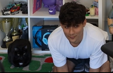 UpdateStable's tweet photo. What is Ron &amp; Burger doing 😭 https://t.co/FzHvo6orb3