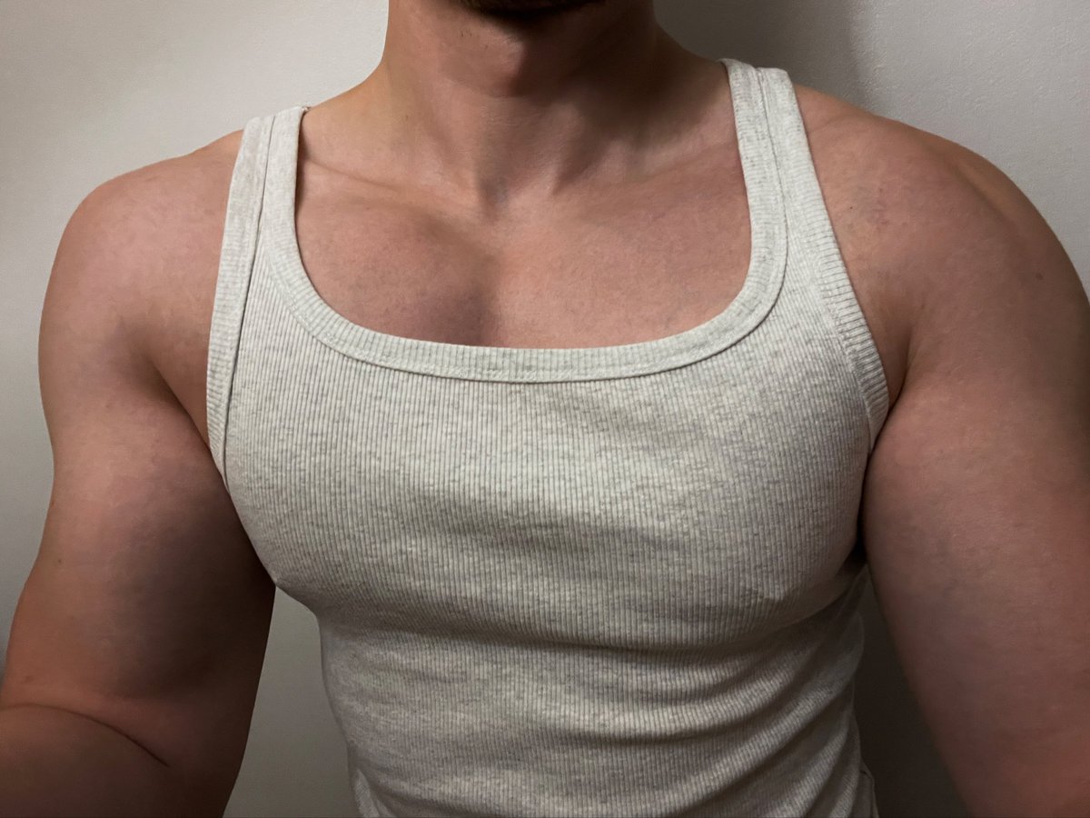 andykrtr's tweet photo. man boobs https://t.co/jzIWUP0lfw