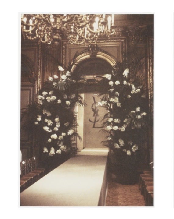 rebecamaccise's tweet photo. La pasarela de Saint Laurent SS27 está inspirada en uno de los escenarios más importantes de la historia de la maison: el Salón Imperial del Hotel InterContinental de París y sus enormes candelabros. Fue aquí donde Yves Saint Laurent presentó sus colecciones de Alta Costura a partir de 1976. La primera fue “Opéras – Ballets russes” #pfw
