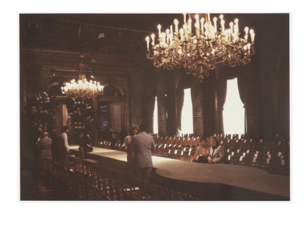 rebecamaccise's tweet photo. La pasarela de Saint Laurent SS27 está inspirada en uno de los escenarios más importantes de la historia de la maison: el Salón Imperial del Hotel InterContinental de París y sus enormes candelabros. Fue aquí donde Yves Saint Laurent presentó sus colecciones de Alta Costura a partir de 1976. La primera fue “Opéras – Ballets russes” #pfw