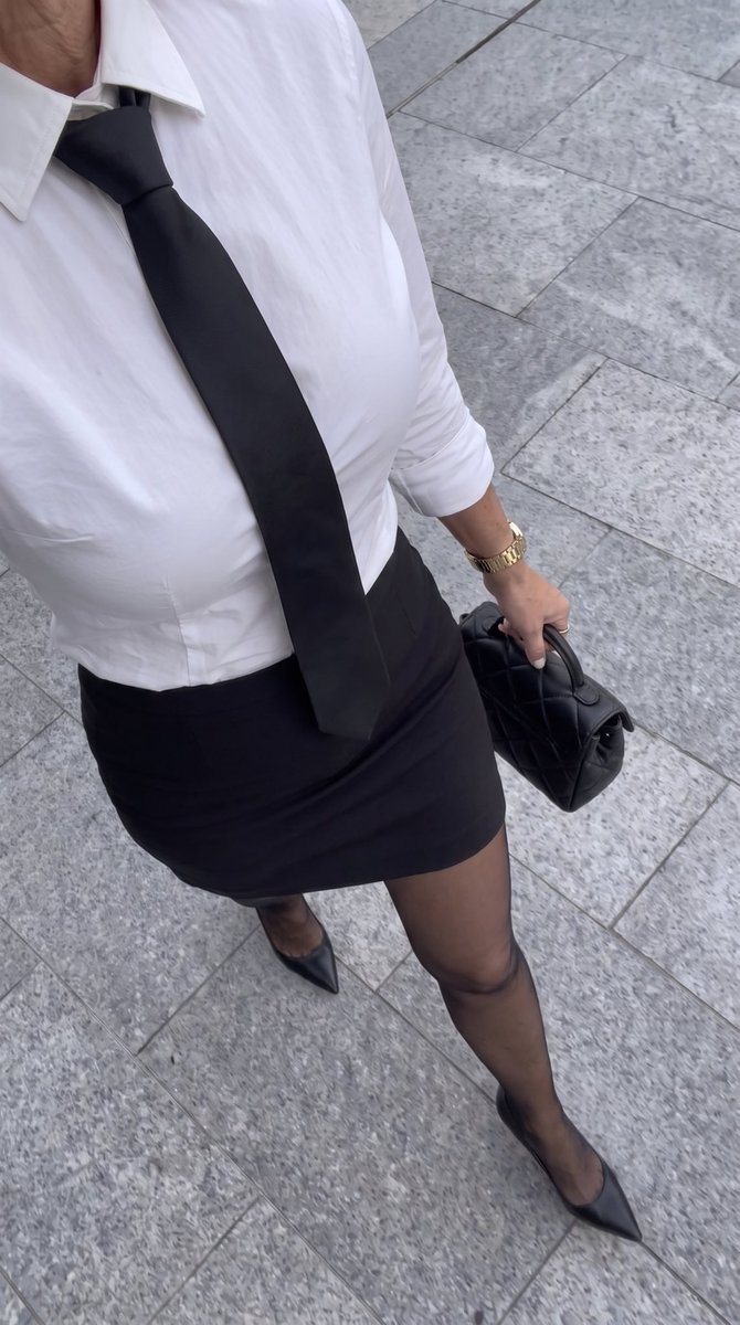 SofiBlackwell's tweet photo. Loosened the tie.
Kept the heels.
Somebody has to run this office 😏
Who's reporting to me today?
#officestyle #over50 #agelessbeauty #milf #boss https://t.co/7JXwmbegOP