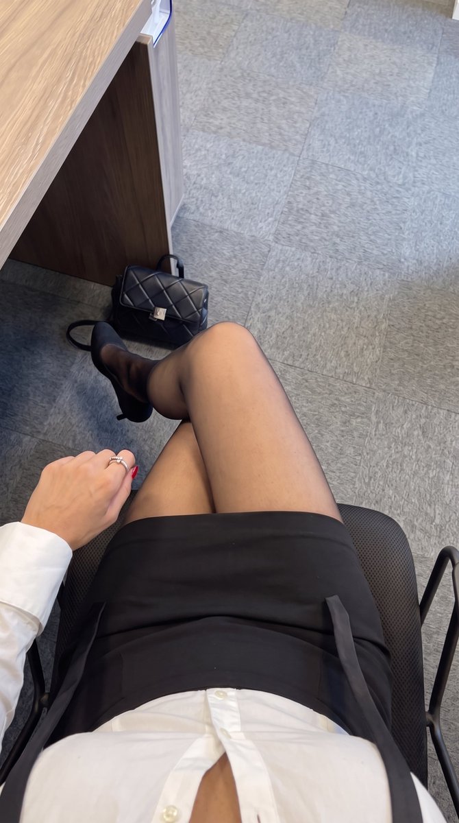 SofiBlackwell's tweet photo. Loosened the tie.
Kept the heels.
Somebody has to run this office 😏
Who's reporting to me today?
#officestyle #over50 #agelessbeauty #milf #boss https://t.co/7JXwmbegOP