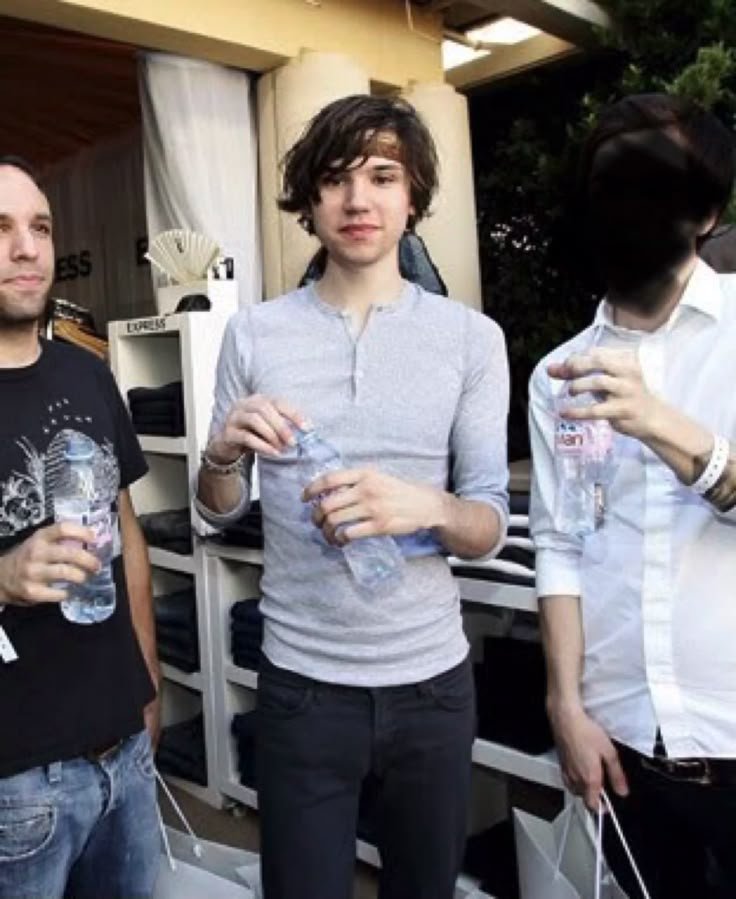 sarasmileees's tweet photo. omg hes. So skinny https://t.co/QxSgHU1tlV