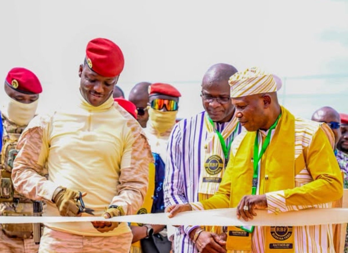 BurkinaMdirup8's tweet photo. 🇧🇫🟡 SOUVERAINETÉ MINIÈRE
Le Capitaine Ibrahim Traoré a inauguré RAFFINOR-BF, première raffinerie d’or du Burkina Faso.
🏭 Capacité théorique : 164 tonnes/an.
🇧🇫 Une nouvelle étape pour la valorisation locale de l’or.
#BurkinaFaso #RAFFINOR https://t.co/1hRCqyNMXv