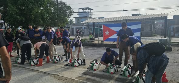 MINSAPCuba's tweet photo. ⚕️Los equipos incorporan tecnología que permite emulsión del insecticida con agua en lugar de petróleo, lo cual favorece una fumigación más eficiente y con menor impacto ambiental, reduciendo la dependencia de combustibles derivados del petróleo.

#CubaPorLaVida
ℹ️@ACN_Cuba https://t.co/im51PojCk2