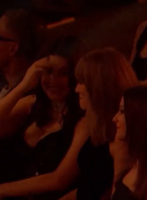 CheezonKaChaska's tweet photo. New Video of Ella Bright with Taylor Swift via vmas
Click here https://t.co/M6VeMHYkCU https://t.co/tXbtM9wKKG