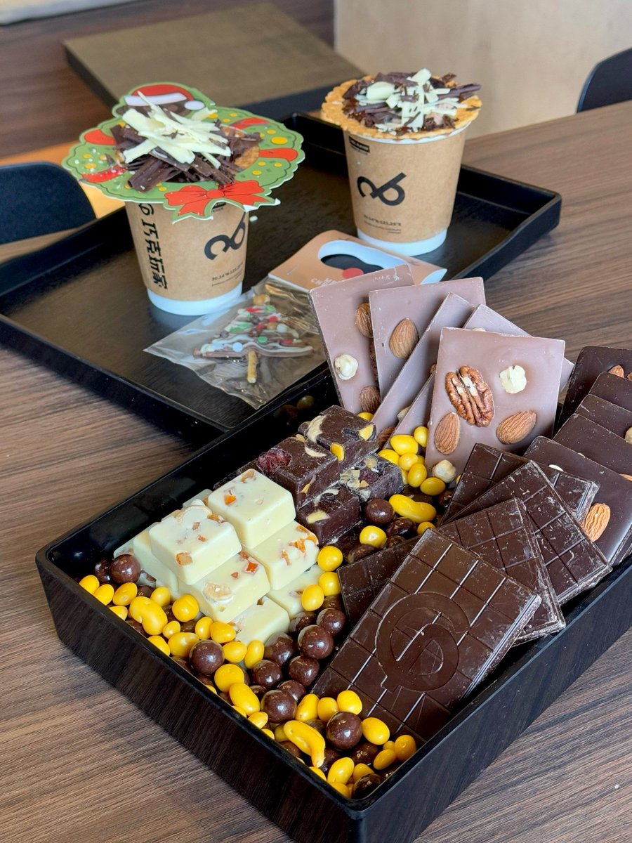 AngelaApfehhs's tweet photo. Chicos, probé estos churros recién hechos con chocolate caliente! Son la merienda perfecta para compartir. ， https://t.co/C6LXVSK7zl