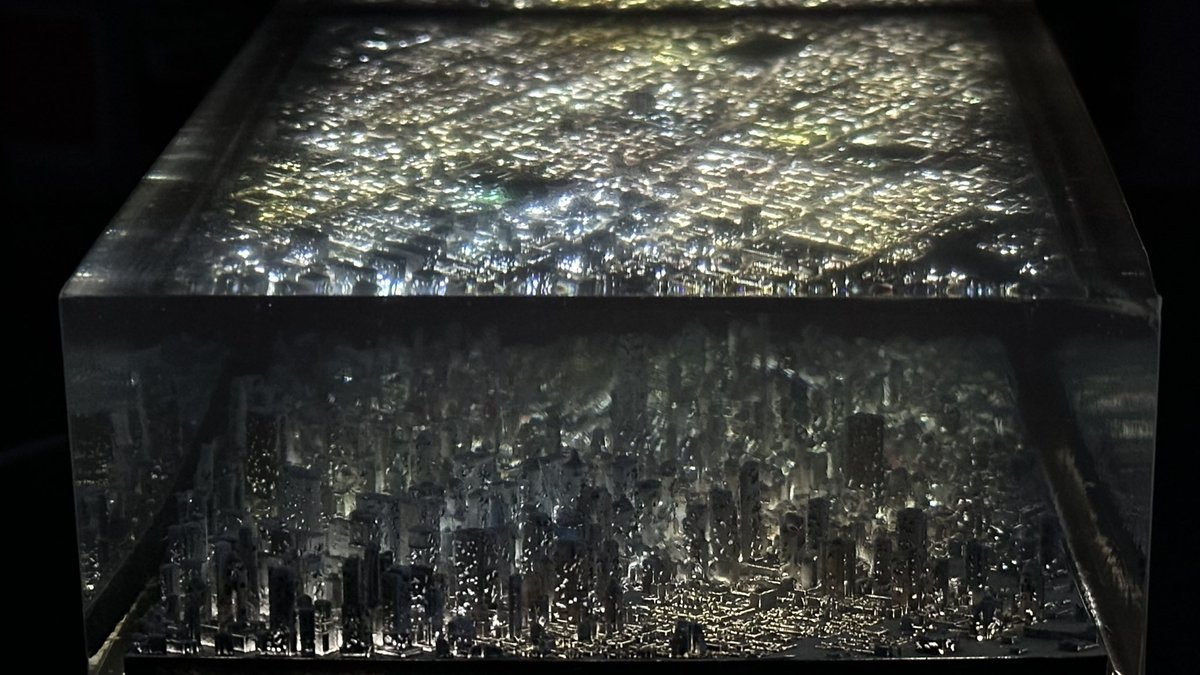 MasakiSe's tweet photo. 新作完成！
作品名　都市の呼吸 / Breath of the City

今回はレジンを空気として表現してみました。
切り取られたマンハッタンの夜景をお楽しみください。

作品はおおよそハガキ大で壁掛け可能です。

１ヶ月後のモデラーズフェスティバルで販売予定です。
ご興味ある方はご検討ください。 https://t.co/wKQJEixuaS